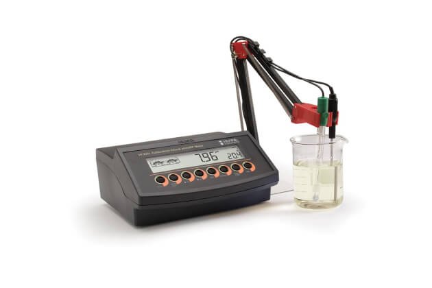 Máy đo ph/ORP/Nhiệt độ có CAL Check Hanna HI2221-02