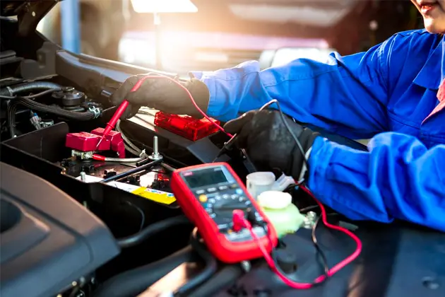 cach kiem tra ac quy o to song hay chet bang dong ho van nang