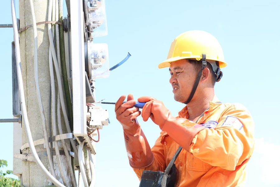 Tại sao thợ điện lại cần những dụng cụ cầm tay chuyên dụng