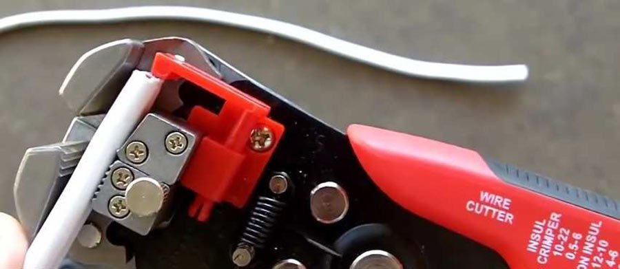 Đặt sợi dây muốn tuốt vỏ vào kìm