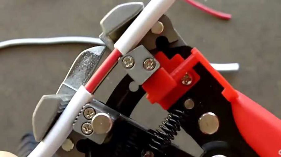 Bóp mạnh kìm, lưỡi cắt sẽ tự động tách vỏ dây điện ra
