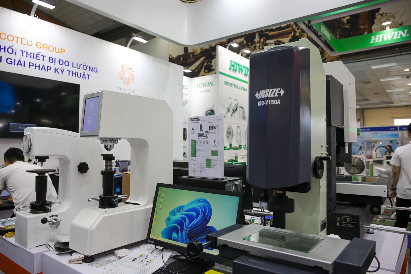 Khu vực trưng bày các máy đo độ cứng TMK, kính hiển vi Insize
