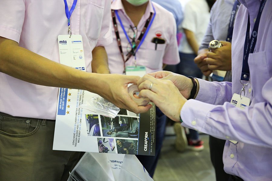 Trường Đại học Công nghiệp tặng quà cho TECOTEC