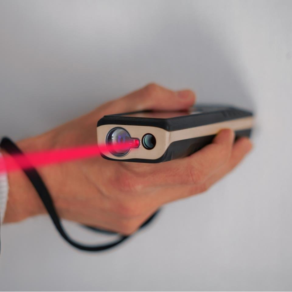 Đo khoảng cách bằng máy đo mét laser