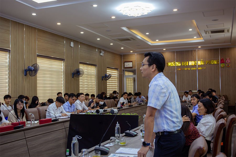 TS. Phạm Hồng Khoa - Trưởng khoa Điện cơ phát biểu tại hội thảo