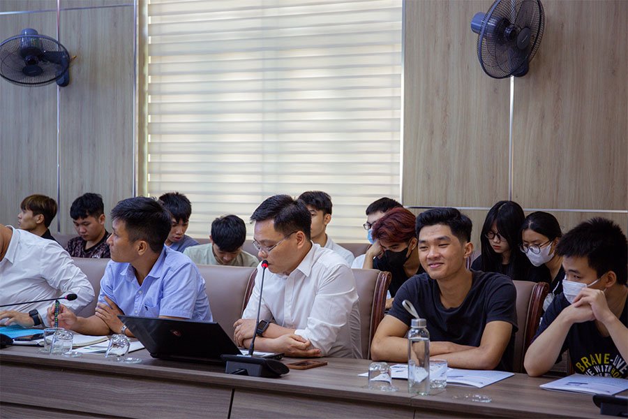 Giảng viên và sinh viên khoa Điện cơ đặt các câu hỏi cho Accretech