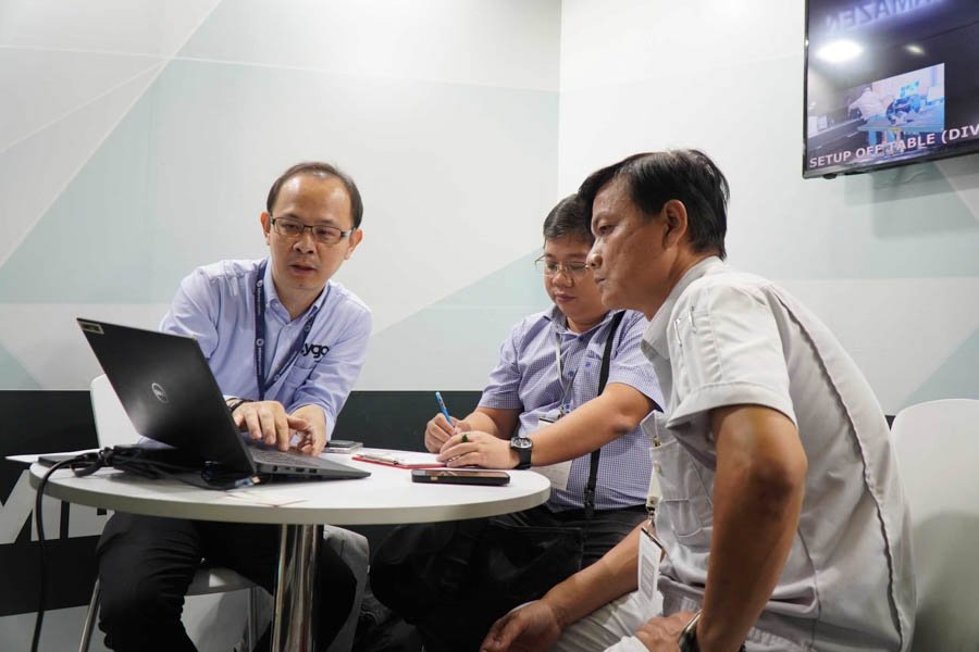 Đại diện của Zygo - Ametek làm việc trực tiếp cùng khách hàng