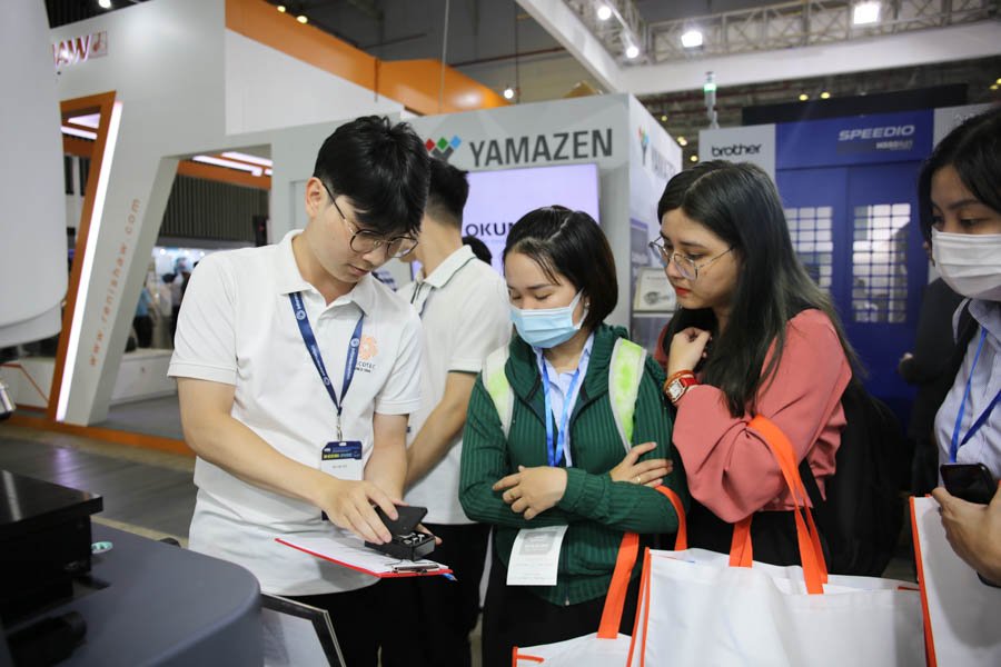 TECOTEC giới thiệu chi tiết đo nhám tới khách tham quan