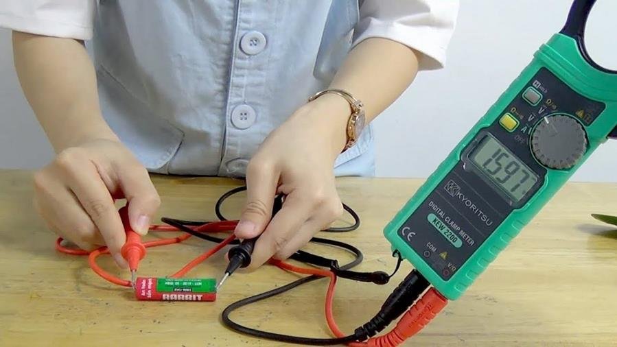 Cách sử dụng ampe kìm đo điện áp