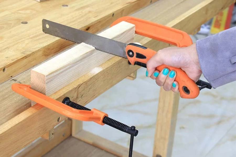 Thợ cơ khí thao tác công việc với cảo chữ C