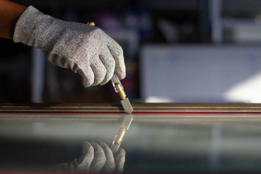 Sử dụng dao cắt kính cần thực hiện các thao tác gì?