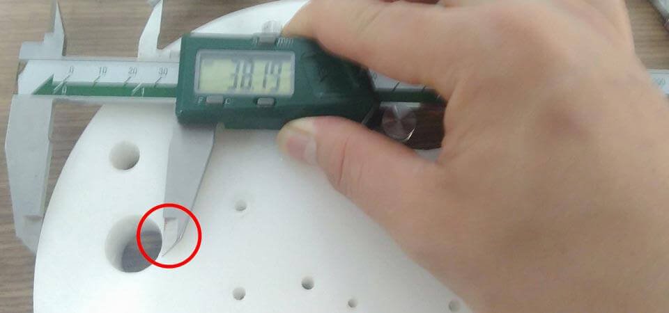 Dùng đầu vắt của mỏ đo để căn đo chuẩn xác hơn