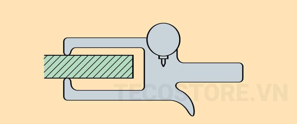 Đo độ dày phần đuôi của chi tiết phôi nhô ra Đo độ dày phần đuôi của chi tiết phôi nhô ra