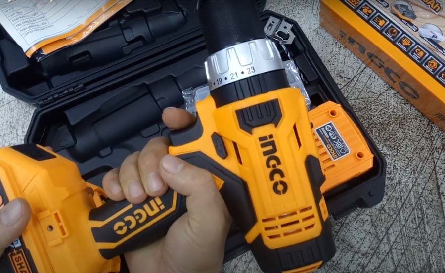 Làm việc với máy khoan pin 2 chế độ Ingco