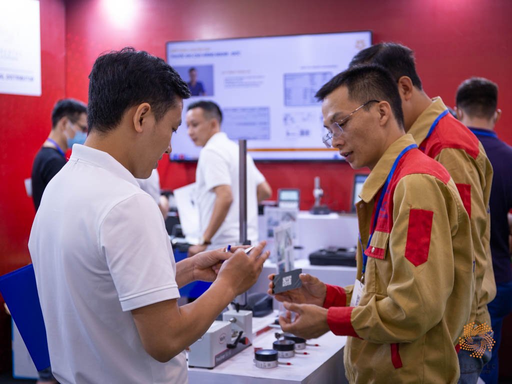 Khách hàng trao đổi danh thiếp với Tecotec