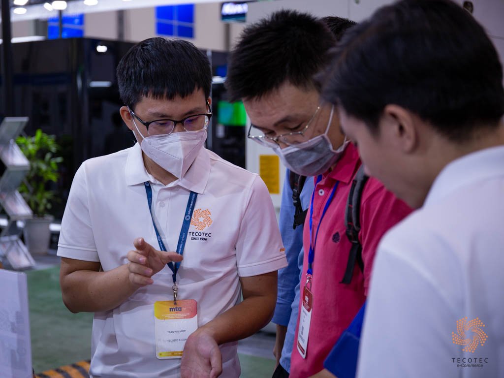 Kỹ sư của Tecotec đang tư vấn thông tin sản phẩm cho khách hàng