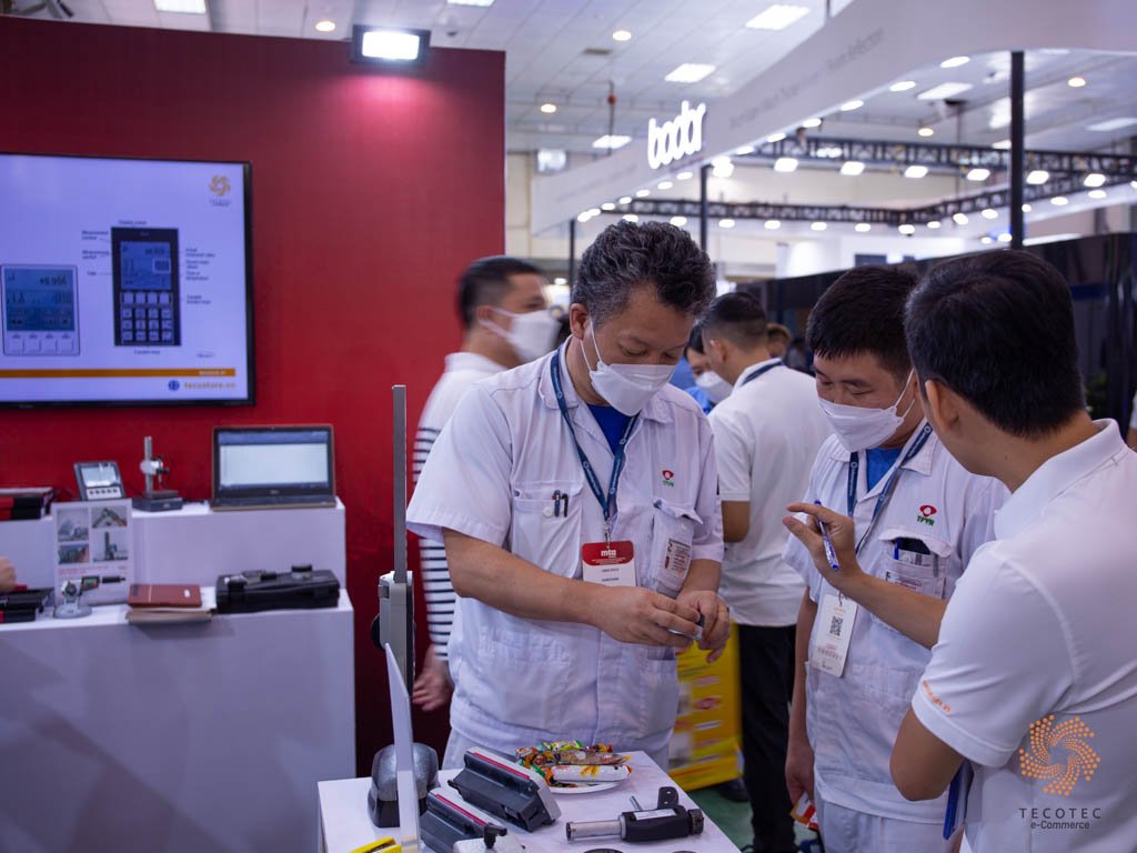 Khách hàng trải nghiệm sản phẩm tại gian hàng Tecotec x Mahr