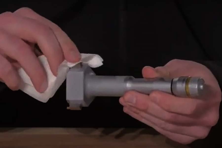 Vệ sinh panme bằng khăn mềm