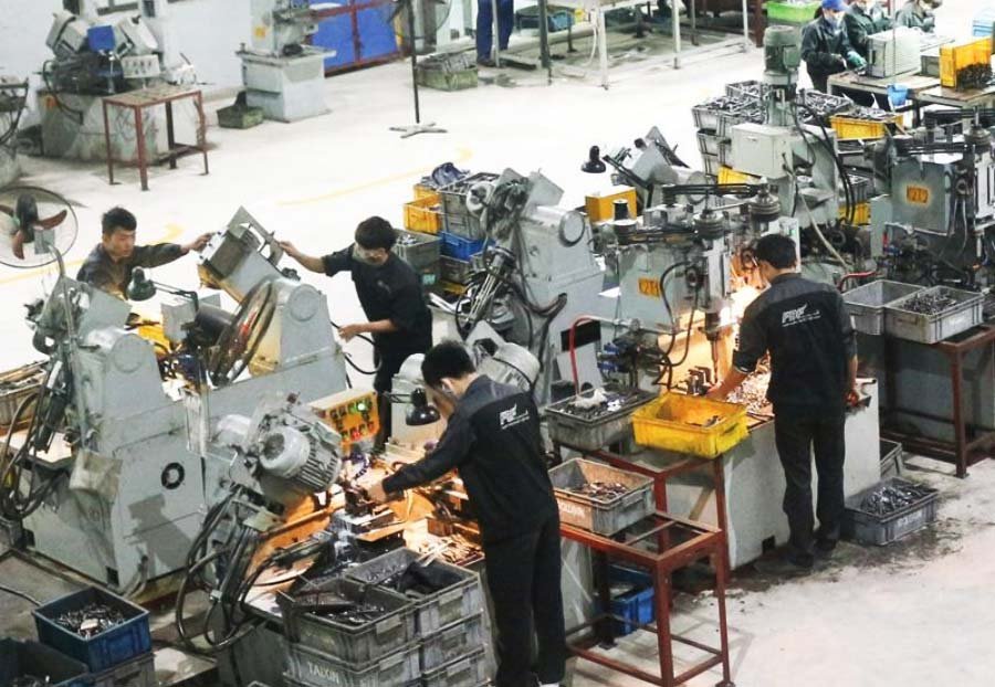 Xưởng sản xuất sử dụng các dụng cụ cầm tay