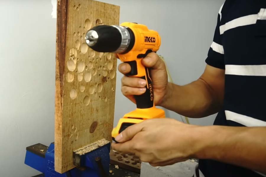 Các bước tháo pin ra khỏi máy khoan nhỏ Các bước tháo pin ra khỏi máy khoan nhỏ