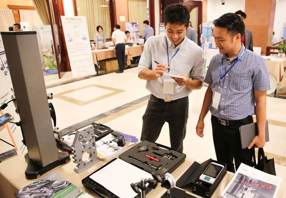 Các kỹ sư của Tecostore tại không gian triển lãm trưng bày sản phẩm