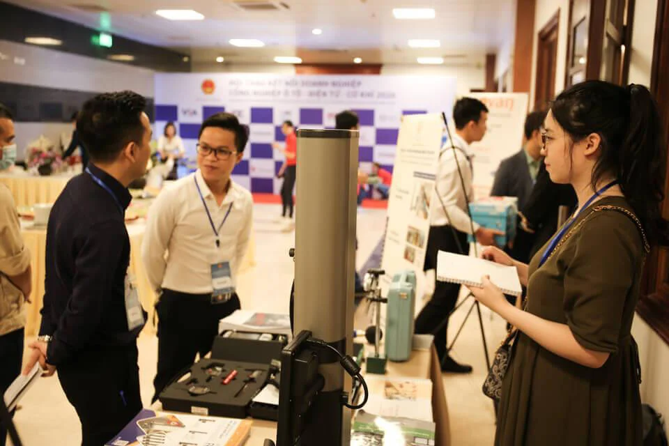 Các kỹ sư của Tecostore tại không gian triển lãm trưng bày sản phẩm