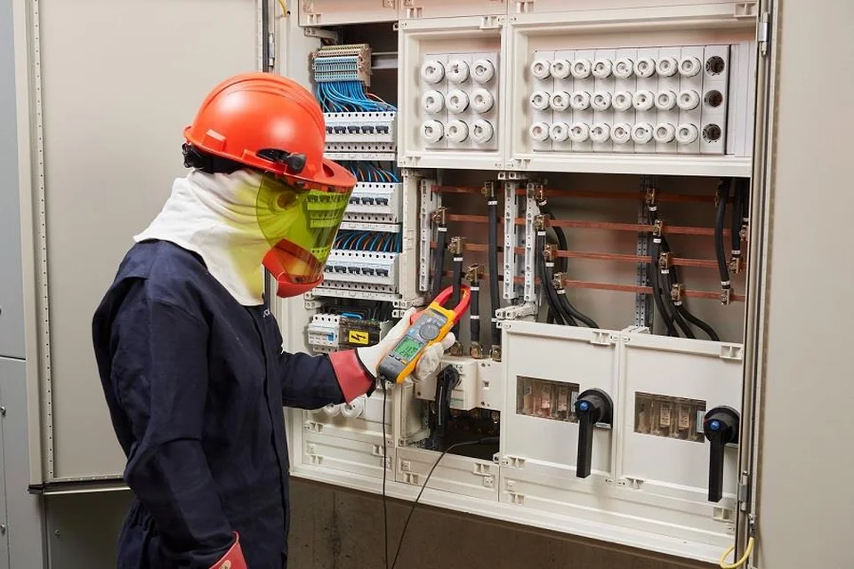 Thực hiện kiểm tra aptomat bằng ampe kìm