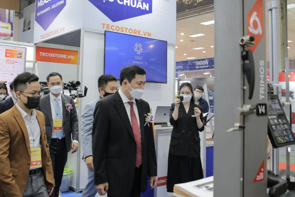 Cục phó Cục Công nghiệp Ngô Khải Hoàn tham quan khu vực trưng bày bàn map và thước đo cao