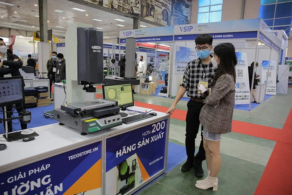 Khách hàng được nghe tư vấn về kính hiển vi