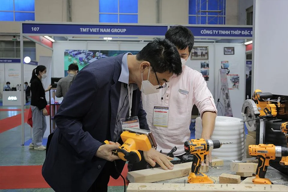 Khách hàng trải nghiệm máy chà nhám INGCO