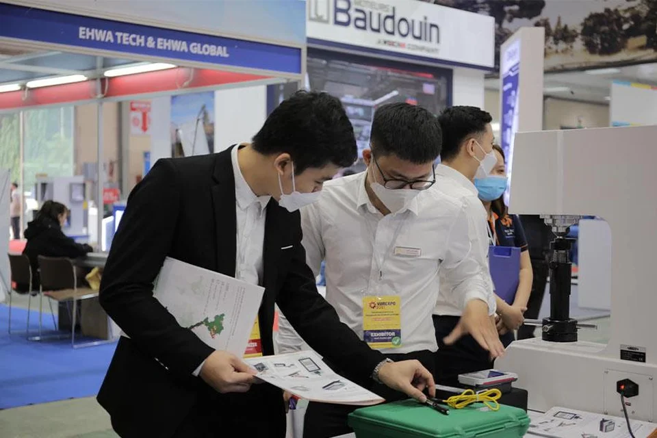 Tư vấn viên giới thiệu máy đo lực cho khách hàng