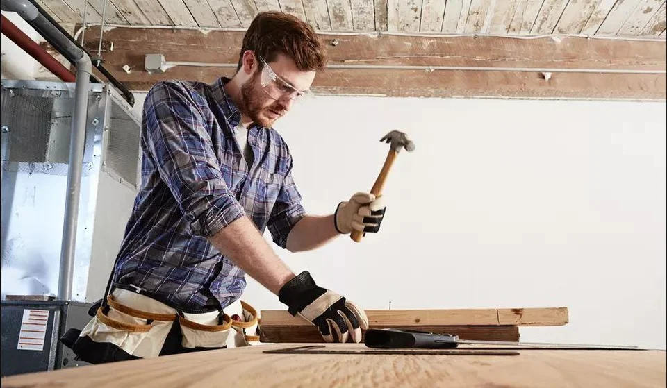 Đeo kính bảo hộ khi sử dụng búa