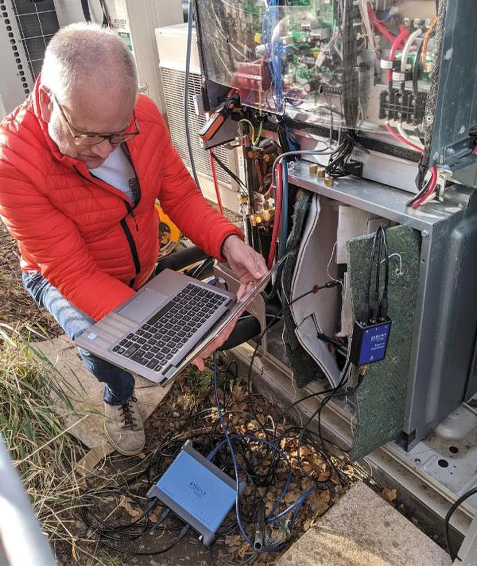 Máy hiện sóng Picoscope 4000A đang được các kỹ sư của hãng kiểm định