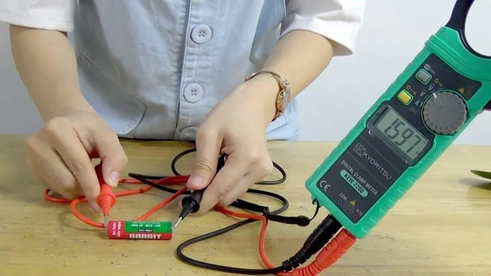 Cách sử dụng ampe kìm đo điện áp