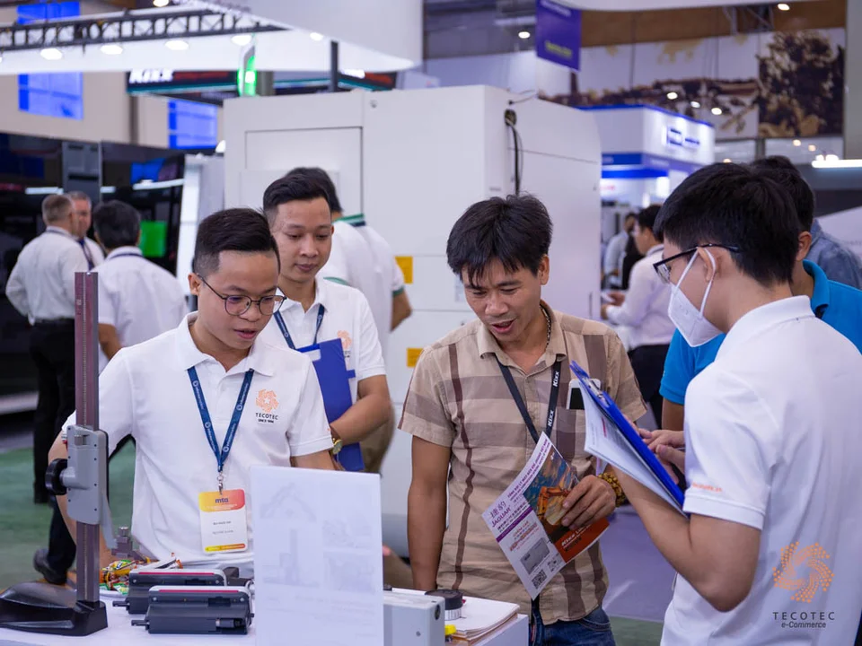 Khách hàng tham quan tại khu vực trưng bày máy đo cao Mahr
