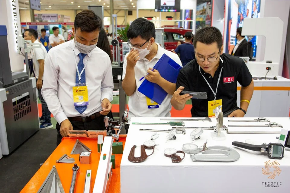 Khách hàng quan tâm, chụp lại hình ảnh sản phẩm