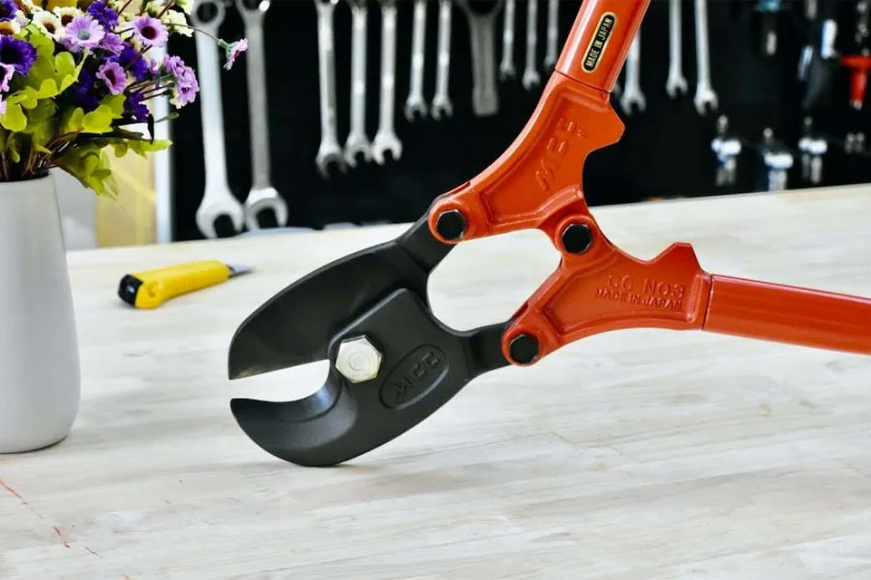 Kìm cộng lực sử dụng nguyên lý cộng lực kiểu đòn bẩy