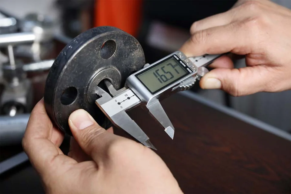 Sử dụng thước kẹp điện tử cần chú ý những gì?