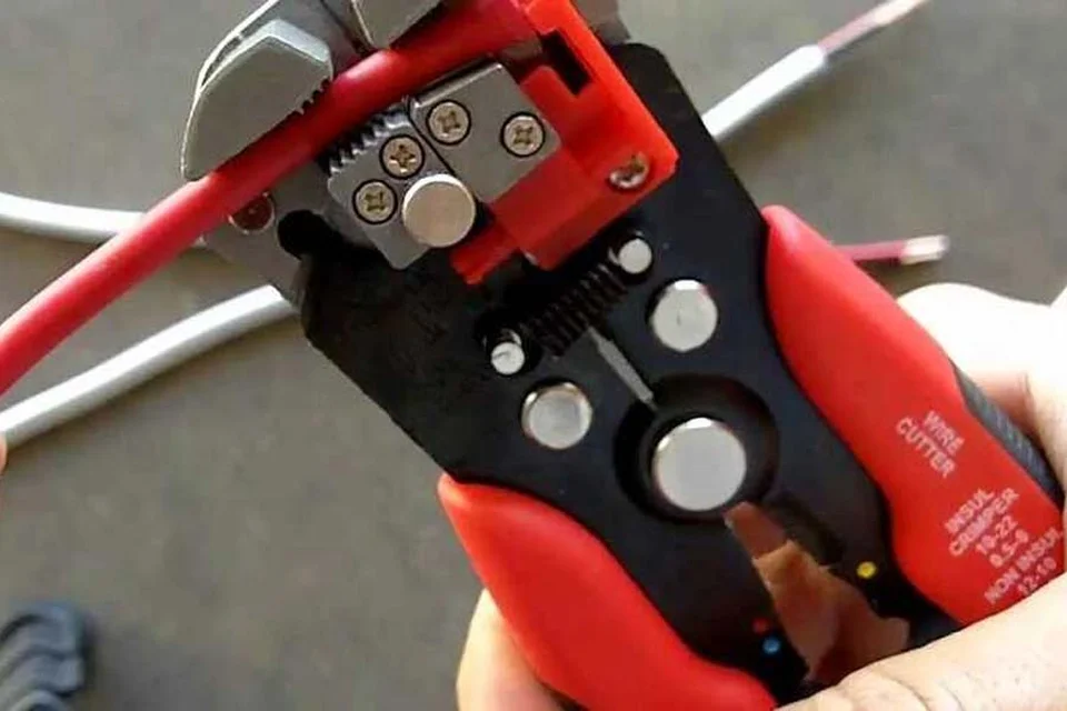 Kìm điện đa năng sử dụng trong ngành điện