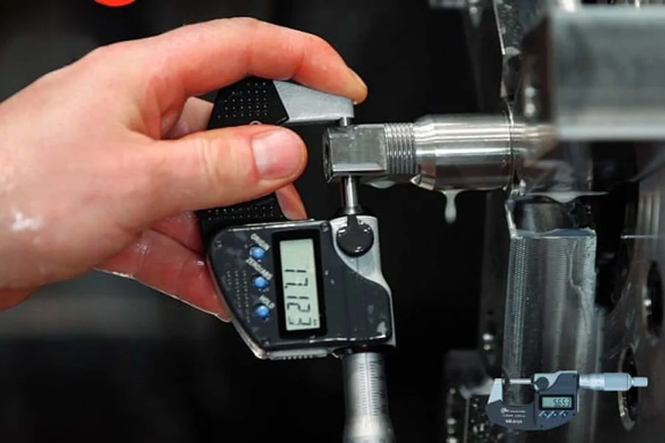 Thợ cơ khí đọc số liệu trên màn hình panme đo điện tử