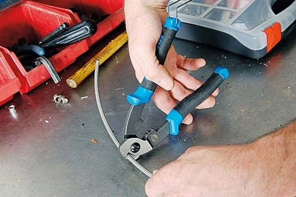 Sử dụng kìm cắt cáp vào công việc gì?