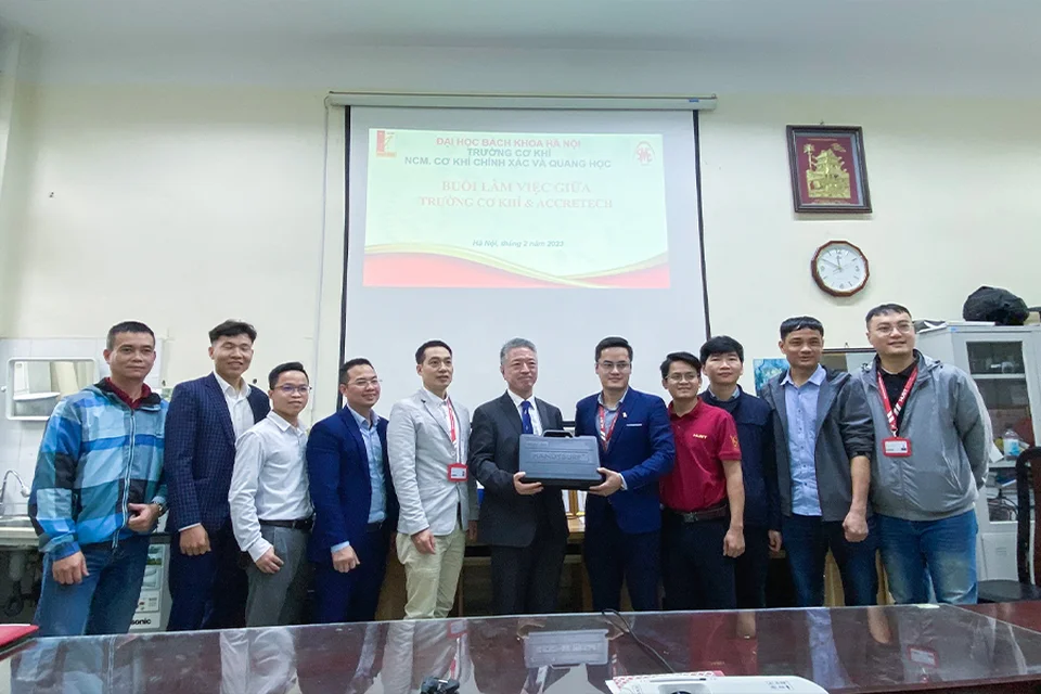 Ảnh chụp đoàn đại biểu trong buổi làm việc giữa Accretech, TECOTEC và trường Cơ Khí Đại học Bách Khoa Hà Nội