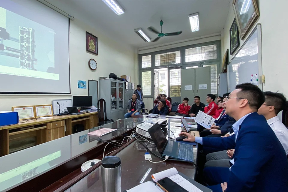 Giảng viên, sinh viên trường chăm chú lắng nghe lời giới thiệu của Accretech