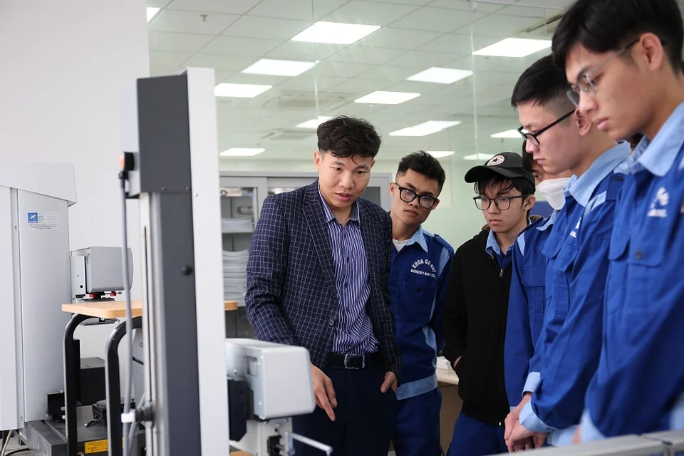 Đại diện hãng Accretech dẫn đoàn sinh viên quan sát thiết bị