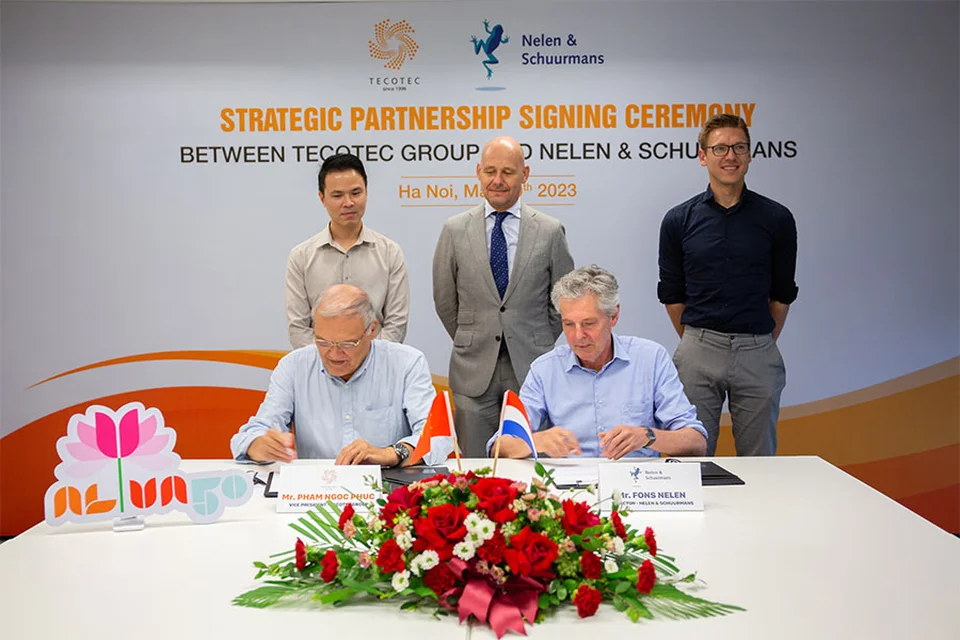 Hai bên tiến hành ký kết thỏa thuận hợp tác chiến lược