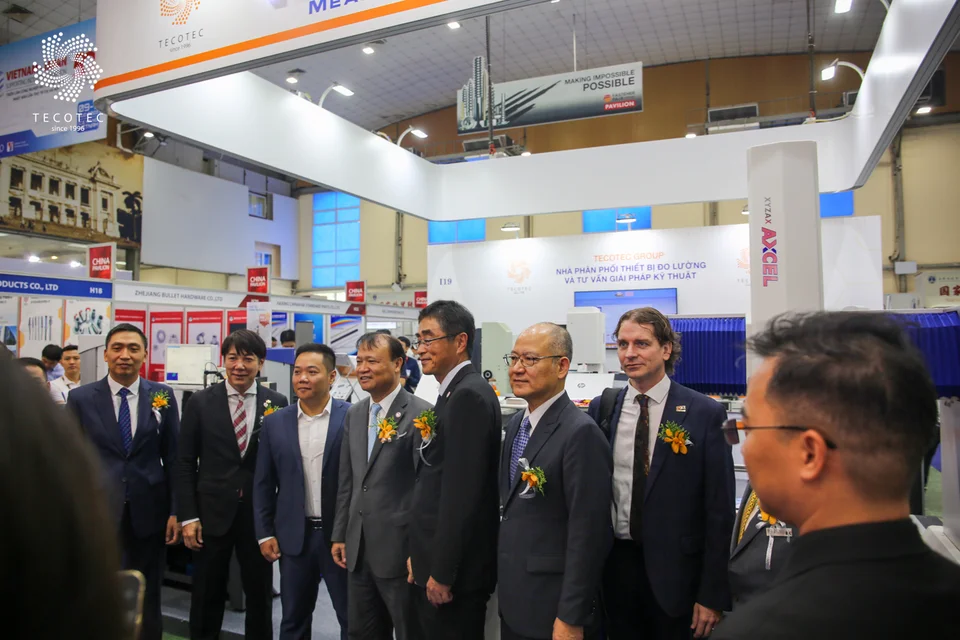 Đoàn đại biểu ghé thăm gian hàng I19 của TECOTEC