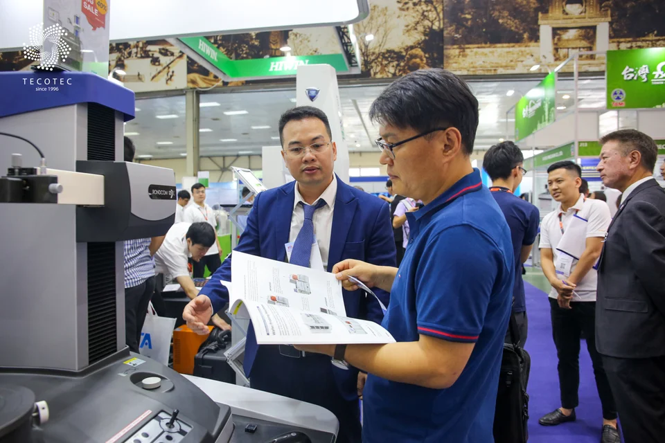 Khách hàng tham khảo catalog thiết bị của Accretech