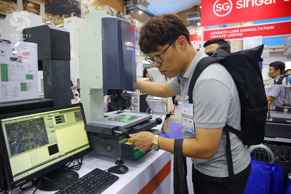 Khách hàng được thử thao tác trên kính hiển vi đo lường Insize