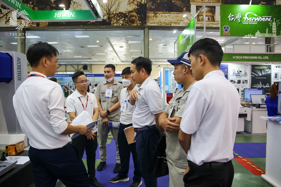 Đoàn khách tham quan đang trao đổi với TECOTEC về máy đo tọa độ 3 chiều Accretech