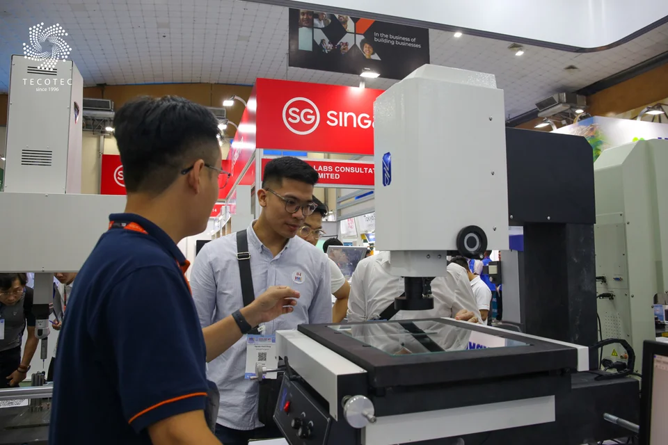 Khách tham quan tại khu vực trưng bày máy đo 2D tự động Jinuosh